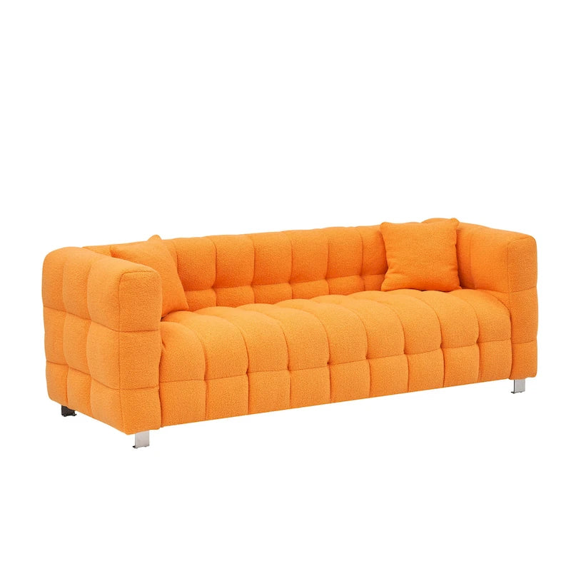 Canapé trois places orange avec deux coussins et des pieds en métal robustes