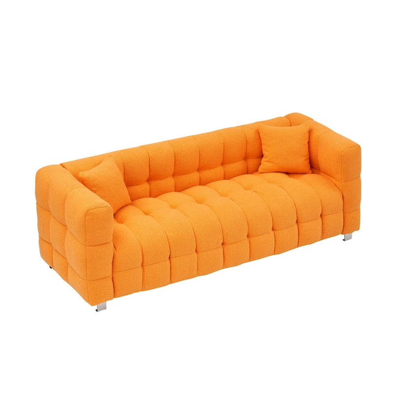 Canapé trois places orange avec deux coussins et des pieds en métal robustes